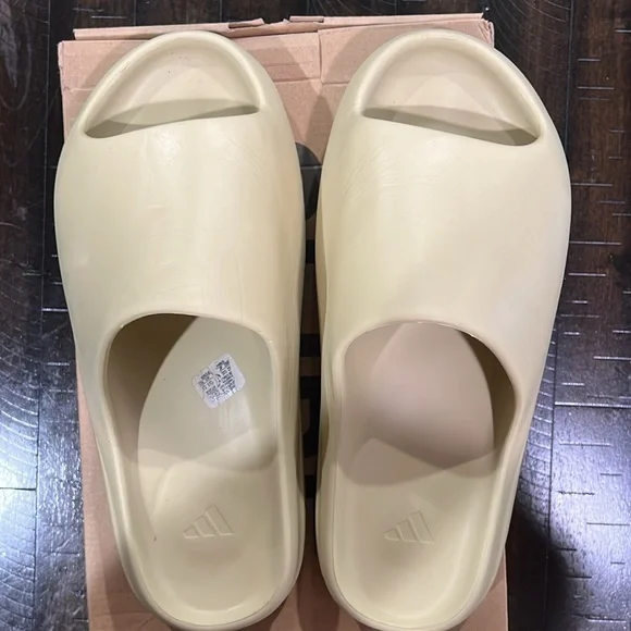 Yeezy Slides - Picture 4 of 5
